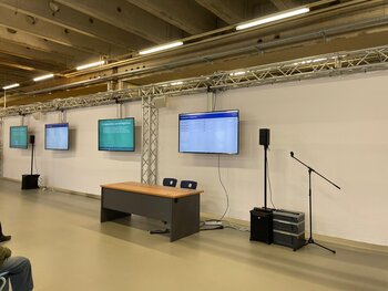 Impfzentrum Saarland-West_Wartezone_1_Monitore