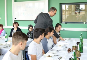 Kochen mit dem Profi_Staatsekretär_bedient_die_jungen_Köche