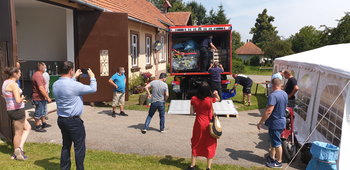 Hilfstransport Bochnia_Ausladen der Hilfsgüter