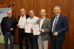 Diese Dörfer haben Zukunft: (v.r.) mit Landrat Patrik Lauer, Michael Engel, Rolf Klein, Hans Schmitz und dem Kreisbeigeordneten Klaus Engel Diese Dörfer haben Zukunft: (v.r.) mit Landrat Patrik Lauer, Michael Engel, Rolf Klein, Hans Schmitz und dem Kreisbeigeordneten Klaus Engel