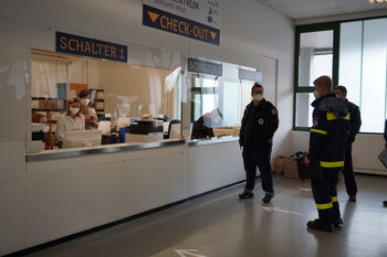 Impfzentrum Saarland-West_Wartezone 2 und Check out Impfzentrum Saarland-West_Wartezone 2 und Check out