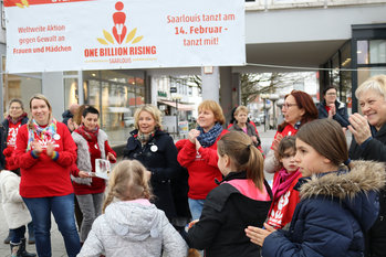 One_Billion-Rising_2020_Schirmherrin_Anne Yliniva-Hoffmann