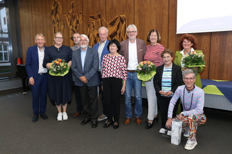 Preisträgerinnen und Preisträger mit der Jury des Ehrenamtspreises