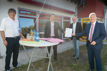 Vertragsunterzeichung Ford und Kinderland 2020