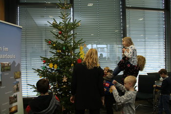 Anne_Frank_Schule_Tannenbaum schmücken